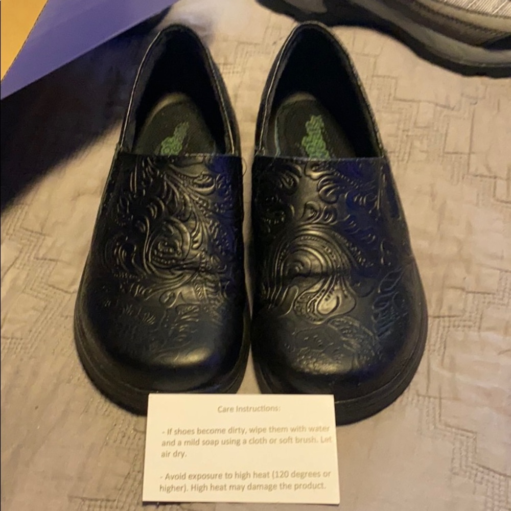 Landau nursing shoes